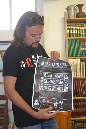 Toni González muestra el cartel del concierto (Foto TA)